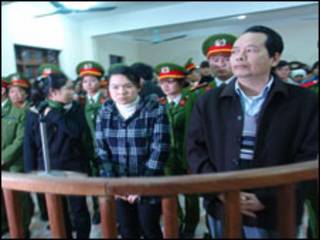 Bị cáo Sầm Đức Xương (áo đen) tại phiên tòa (Nguồn: VietnamNet)