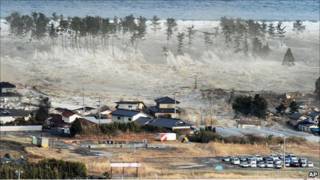 Tsunami menerjang wilayah Jepang setelah gempa bumi dahsyat