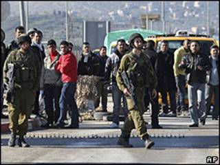 Bloqueio do Exército israelense perto do assentamento de Itamar (AP)