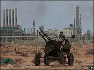 Rebeldes em frente a refinaria de petróleo em Ras Lanuf (AP)