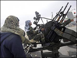 Rebeldes usam armas antiáreas antes do ataque das forças do governo em Brega, na Líbia (AFP/Getty)
