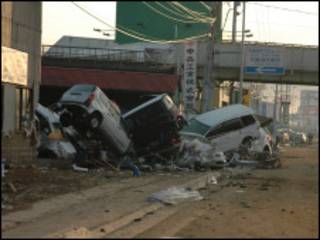 Carros empilhados em Sendai
