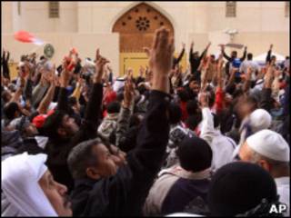 Manifestantes protestam em frente à embaixada saudita no Bahrein