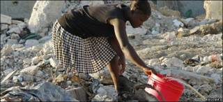 Haitiana recoge agua