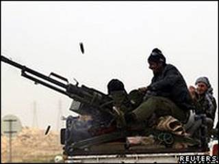 Rebeldes na cidade de Ajdabiya (Reuters)