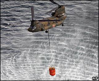 Helicóptero Chinook coleta água do mar para despejar sobre usina de Fukushima