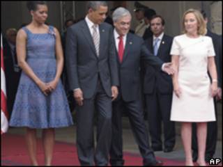 Obama e Piñera acompanhados de suas mulheres (Foto: AP)