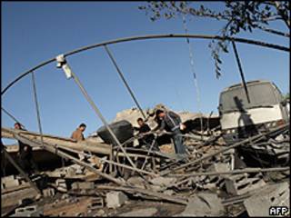 Palestinos inspecionam construção do Hamas destruída por ataque israelense na noite de segunda-feira (AFP/Getty)