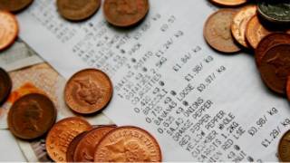 英镑硬币与收据