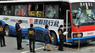 菲律賓警方勘驗被劫持的康泰旅行社旅遊大巴(24/8/2010)
