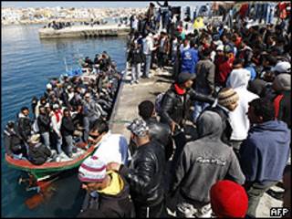 Imigrantes chegam a Lampedusa (AFP/Getty)
