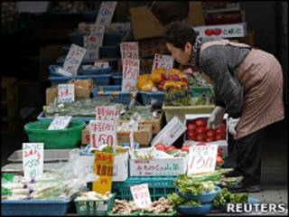 東京戶越銀座商店街上的一家蔬菜雜貨店(23/3/2011)