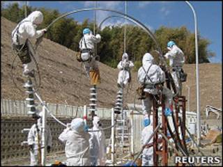 東電工程人員試圖修複福島第一核電站的供電線路(18/3/2011)