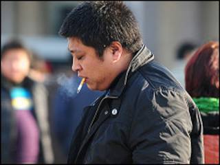 Wani mutumin kasar China na busa taba a birnin Beijing