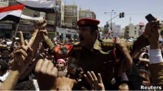 ضابط يمني في مظاهرات المعارضة
