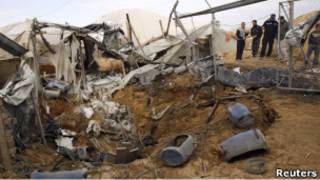 آثار قصف على الأنفاق جنوبي قطاع غزة