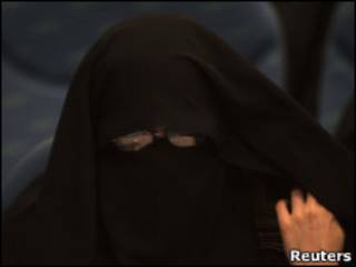 یک زن با حجاب کامل