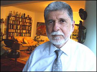 Celso Amorim em seu apartamento no Rio de Janeiro (foto: Júlia Dias Carneiro)