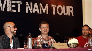 Các thành viên của Backstreet Boys tại họp báo ở tp Hồ Chí Minh hôm 23/3, Nick Carter (ngồi giữa), A.J. McLean (bên trái) và Howie Dorough (phải)