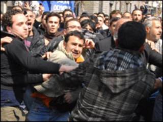 Các phe biểu tình đụng độ ở Syria