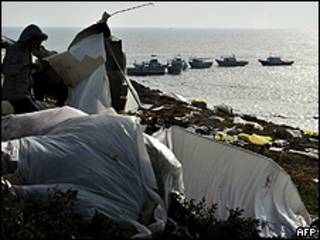 Imigrante tunisiano observa bloqueio de pescadores da baía de Lampedusa (AFP/Getty)