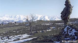 Российский солдат в горах Северного Кавказа