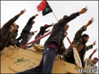 Forças rebeldes que lutam contra o governo de Muamar Khadafi celebram tomada de tanque perto da cidade de Ajdbayah (Reuters)