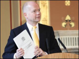 英國外相黑格在報告發佈會上展示報告文本