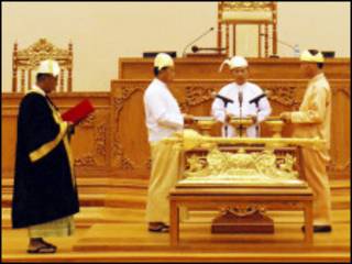 လွှတ်တော်မှာ သမ္မတ ကျမ်းသစ္စာဆိုနေစဉ်