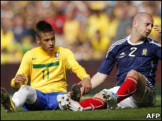 Neymar e o escocês Alan Hutton durante a partida do domingo