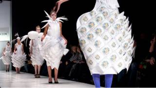 Показ авангардных моделей на Russian Fashion Week