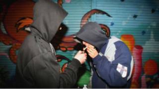 Jóvenes fumando