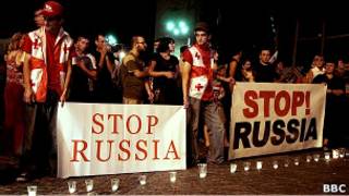 Жители Тбилиси протестуют против российского вторжения в Грузию в августе 2008г..