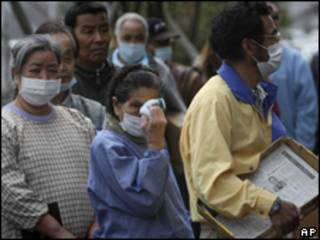 日本地震海嘯災民在疏散中心領取食物(02/04/2011)