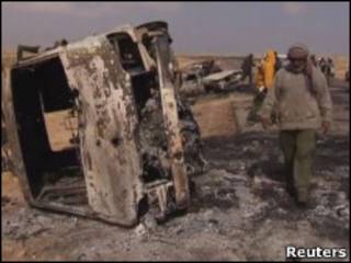 Carro alvejado em ataque da Otan