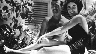 تيلور وباولي في منزل والد الخطيب في منطقة شاطئ ميامي في 07/06/1949