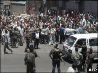 Manifestantes enfrentam forças de segurança, na cidade de Taiz (Foto: AFP)