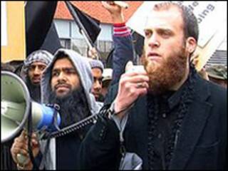 Rich/Salahuddin, durante protesto contra soldados britânicos no Afeganistão