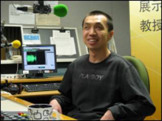 倪震