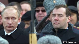 Дмитрий Медведев и Владимир Путин во время возложения цветом к могиле Неизвестного солдата 23 февраля 2011 г.