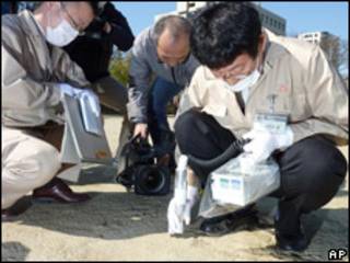 福島縣工作人員測量學校操場的輻射量