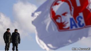 Милиционеры на фоне плаката Путина
