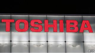 Логотип Toshiba на здании компании в центральном Токио