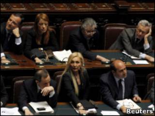 Parlamentares italianos votam proposta que beneficia Berlusconi.