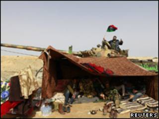 Rebeldes acampam em estrada entre Brega e Ajdabiya