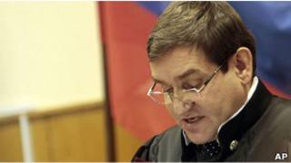 Судья Виктор Данилкин зачитывает приговор