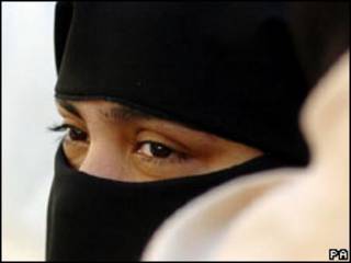 نقاب لرونکې ښځې