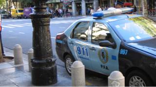 Auto de policía en una calle uruguaya