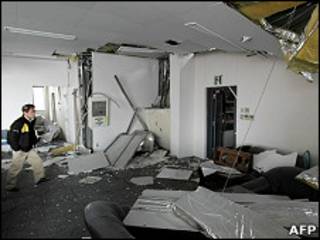 日本仙台市某辦公大樓的家具文件在地震後散亂地上(8/4/2011)