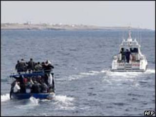 Barco de imigrantes interceptado na Itália/AFP